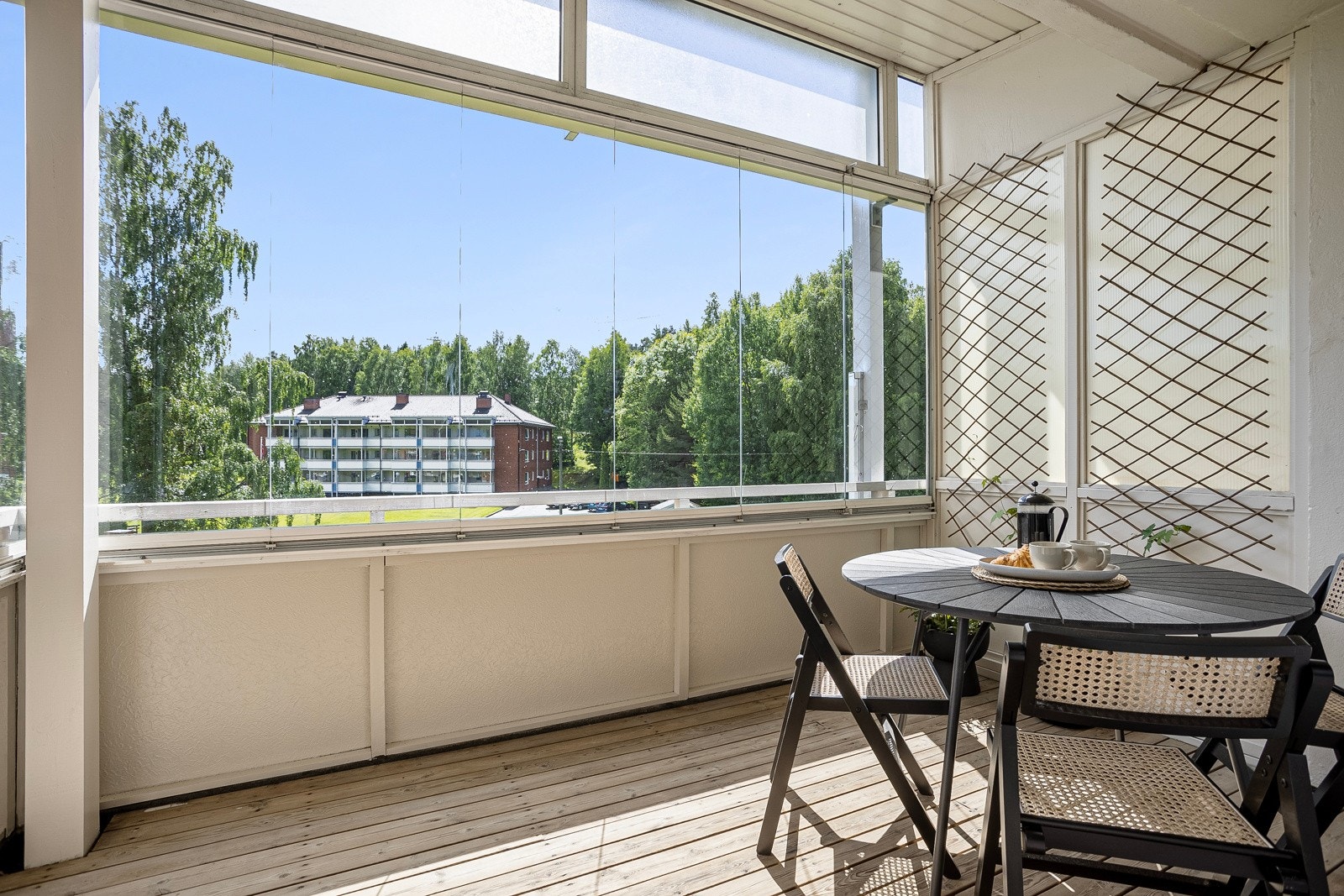 Sørvendt beliggenhet med gode solforhold og fin utsikt over nærområdet. Galleribilde