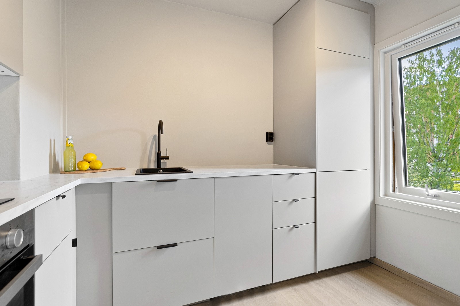 Nye integrerte hvitevarer som komfyr, platetopp, oppvaskmaskin, og kjøle- og fryseskap. Galleribilde