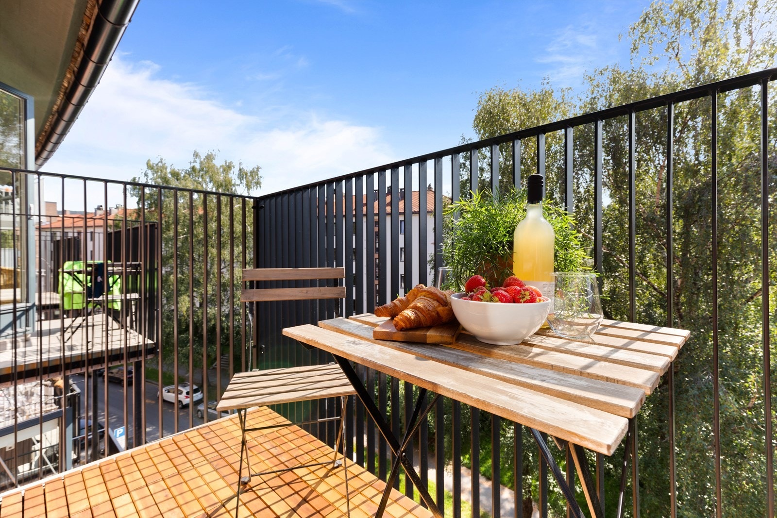 På balkongen er det plass til en liten sittegruppe, samt en grill. Galleribilde