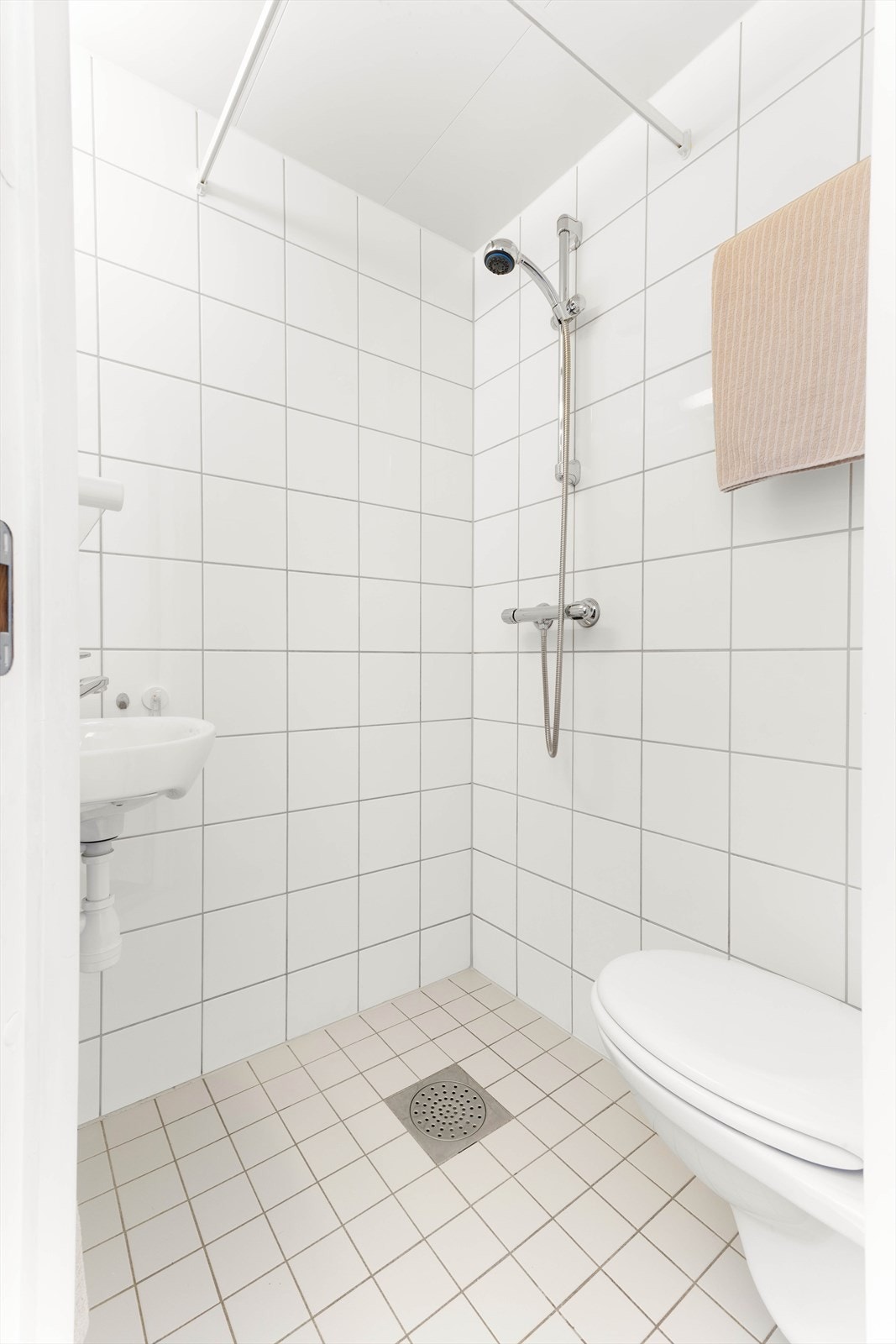 Praktisk flislagt bad med gulvvarme og naturlig avtrekksventilasjon. Galleribilde