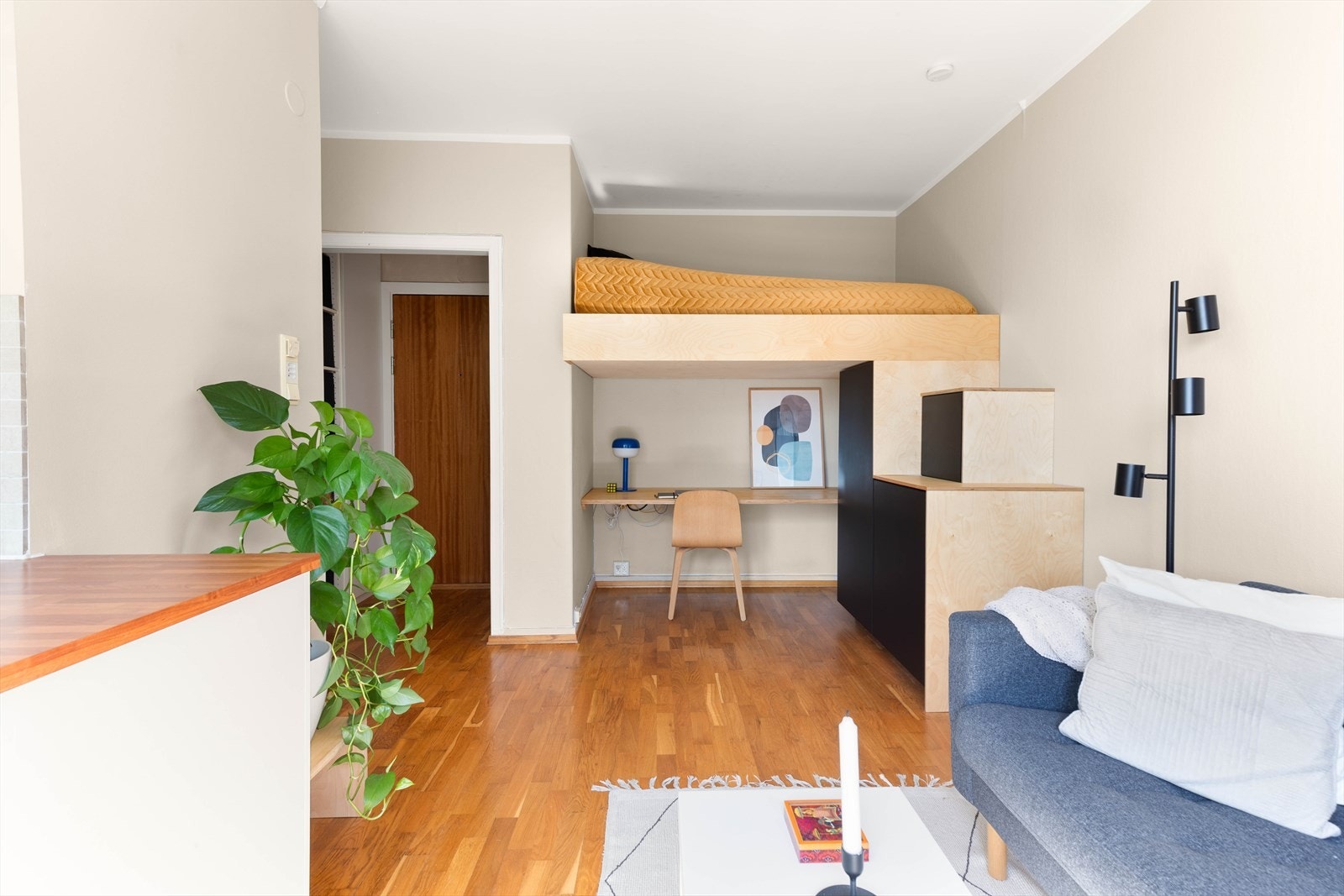 Videre er det bygget en praktisk hemsløsning med soveplass over og kontorplass under. Galleribilde