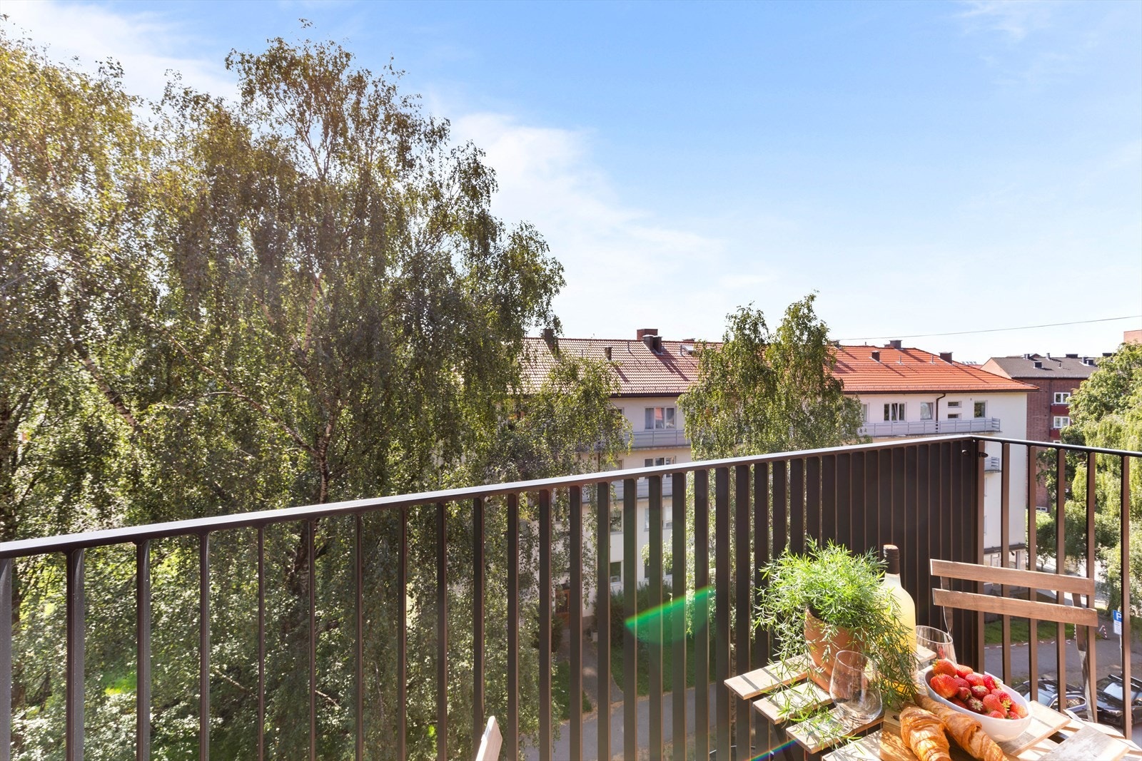 Fra balkongen har du et flott utsyn mot grøntområder og nabobygg. Galleribilde