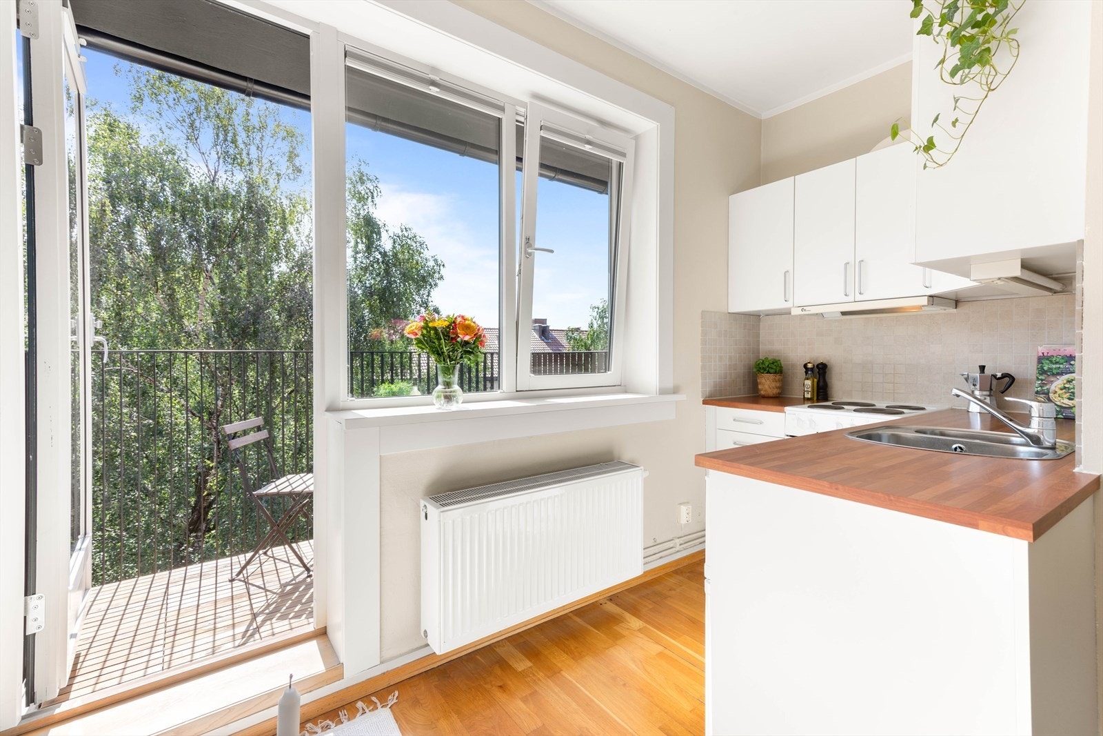 Over benk er det hengt mosaikkfliser for å beskytte veggene. Galleribilde