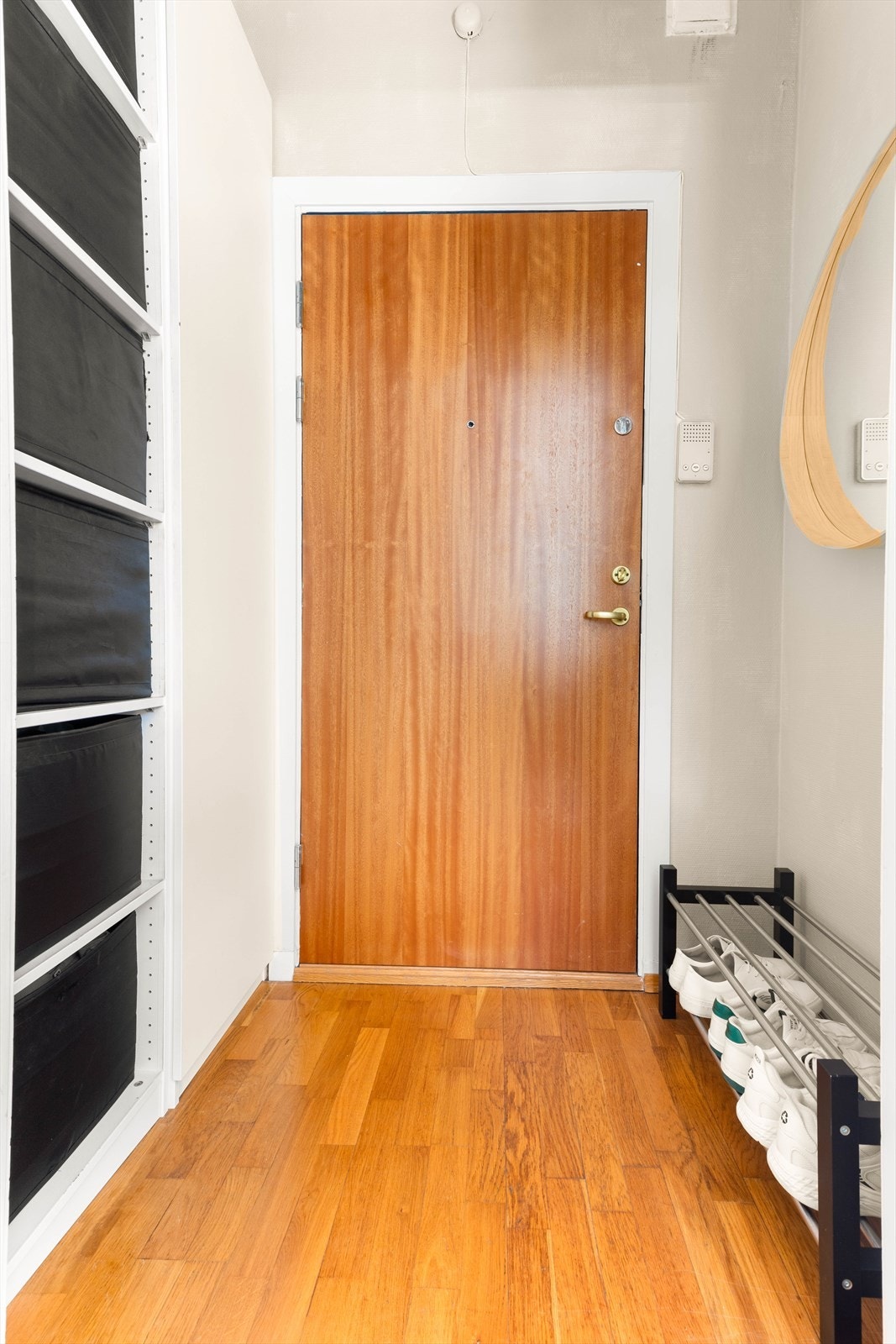 Velkommen inn! Her er det plass til en skohylle og oppheng av yttertøy. Mot veggen er det en praktisk plassbebygd hylle. Galleribilde