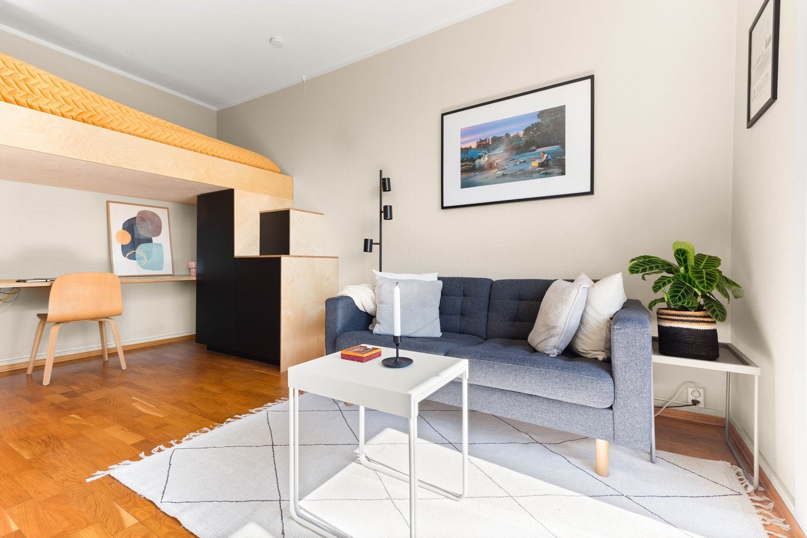 Under hemsen er det plassbebygde skap som fungerer som trapper. Galleribilde