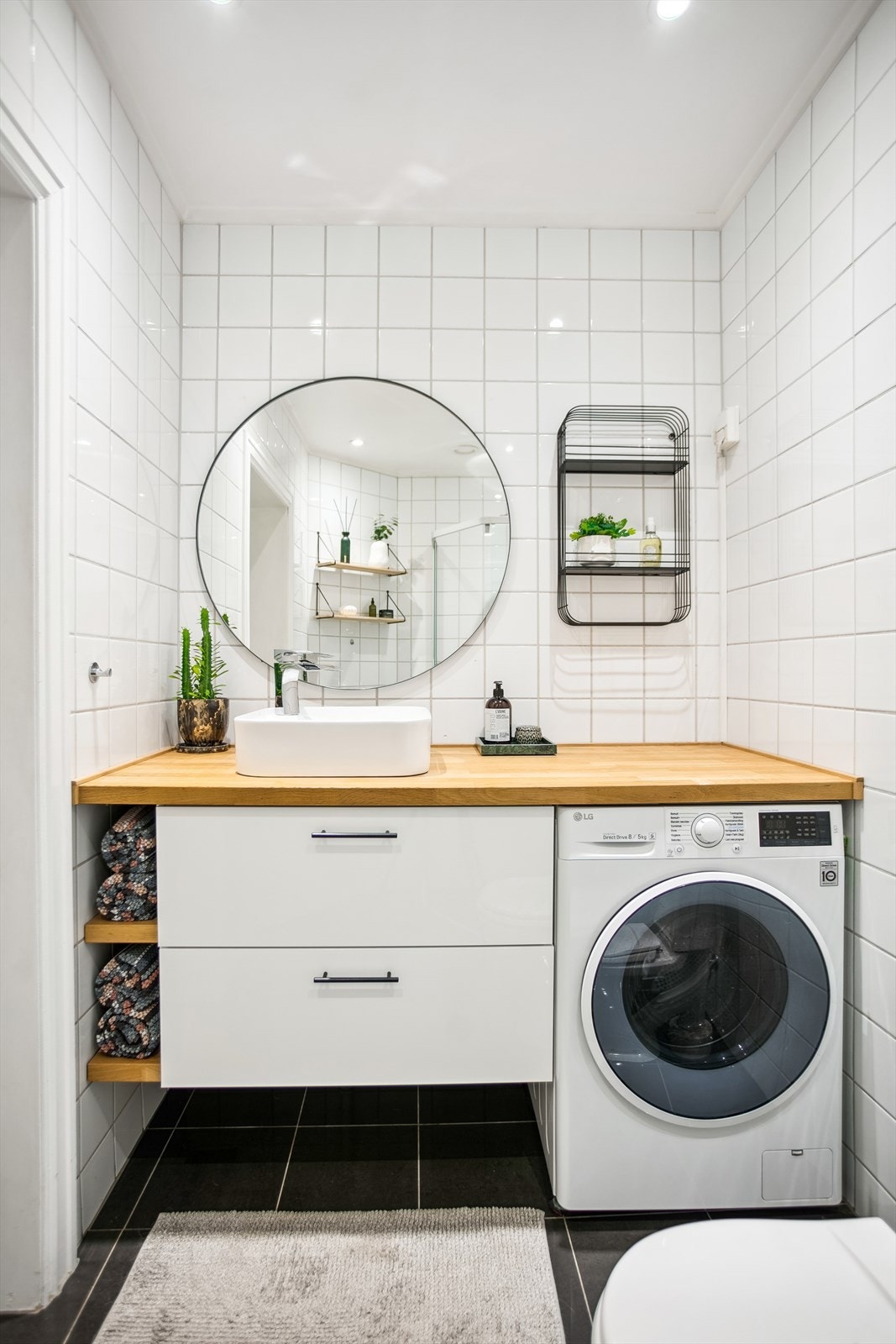 Stilrent bad med opplegg for vaskemaskin Galleribilde