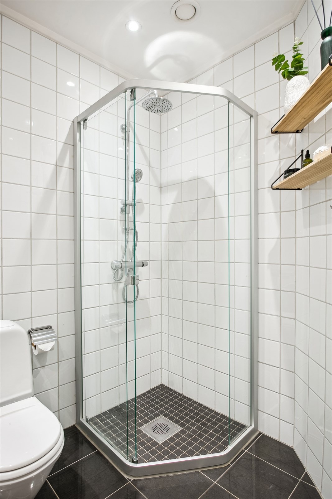 Dusjområde med glassdører og moderne armatur Galleribilde