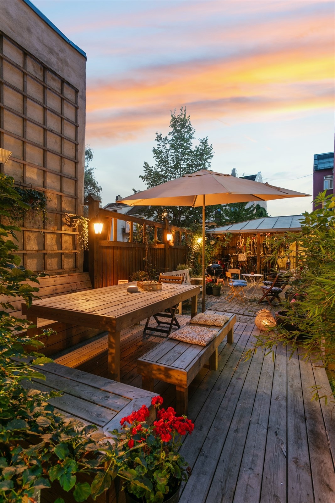 Koselig felles uteplass med sittegruppe og parasoll Galleribilde