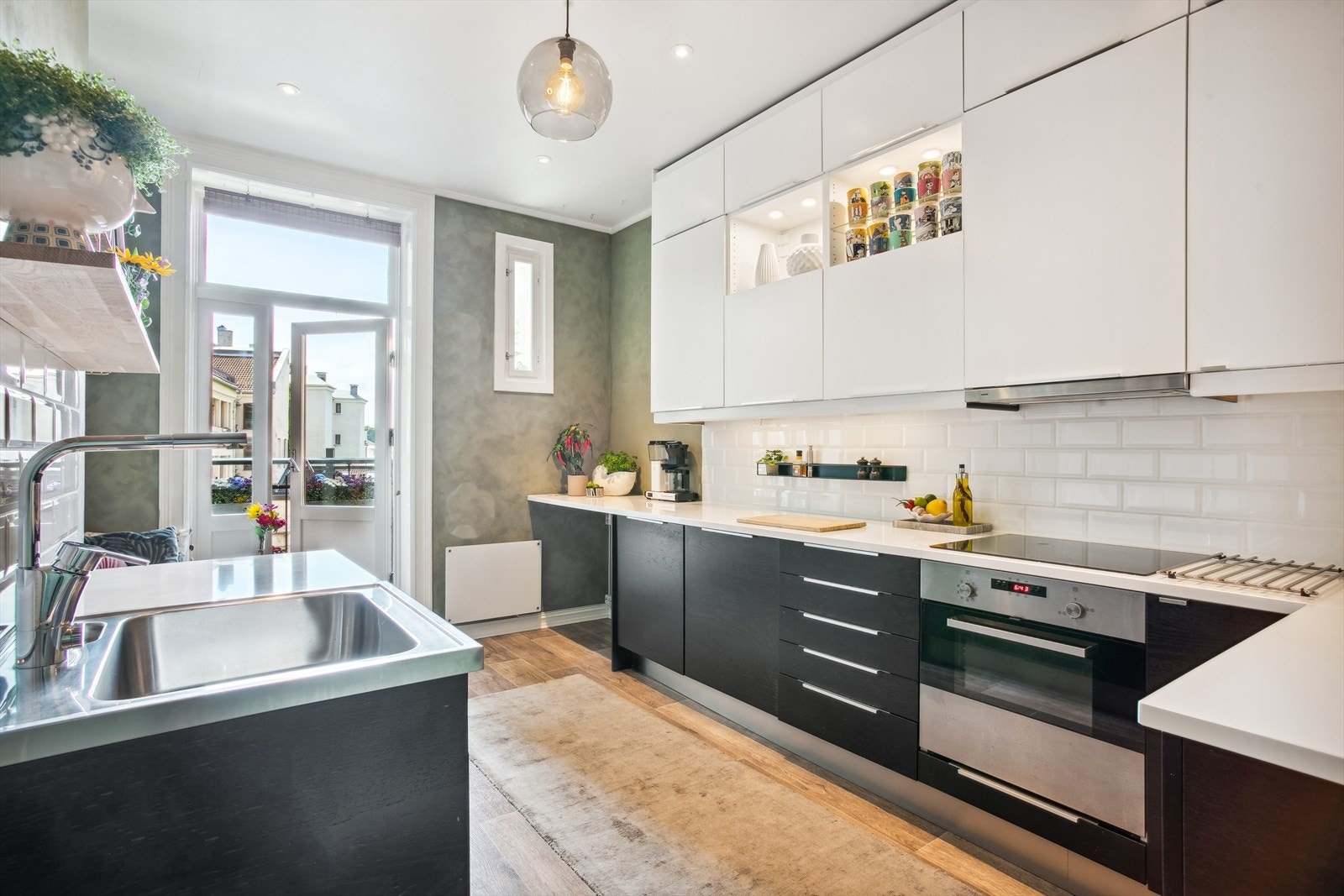 Moderne kjøkken med integrerte hvitevarer og utgang til balkong Galleribilde