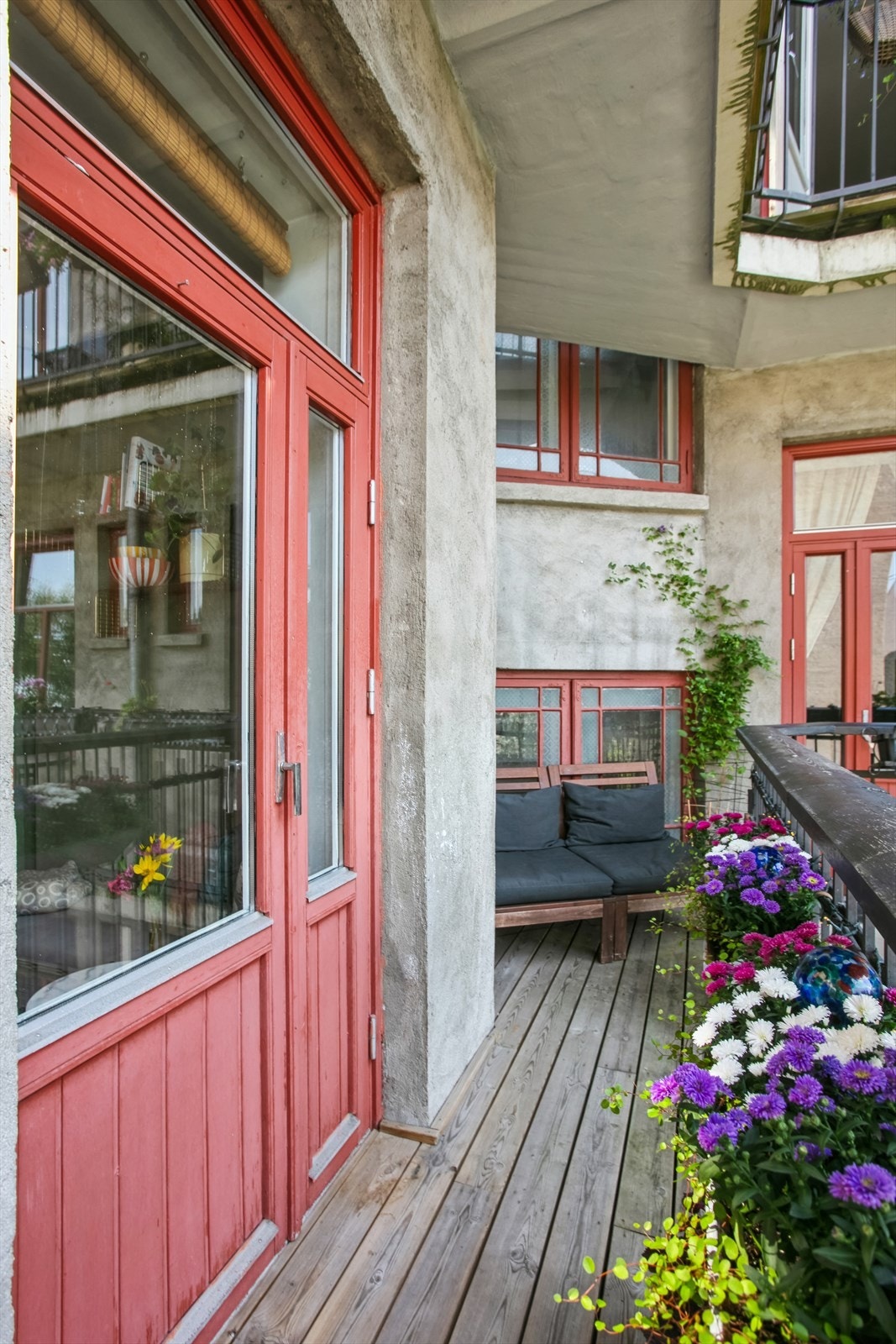Balkong med sitteplass og blomsterkasser Galleribilde