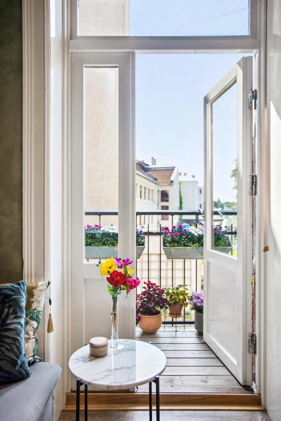 Balkong med plass til blomster og utsikt over nabolaget Galleribilde