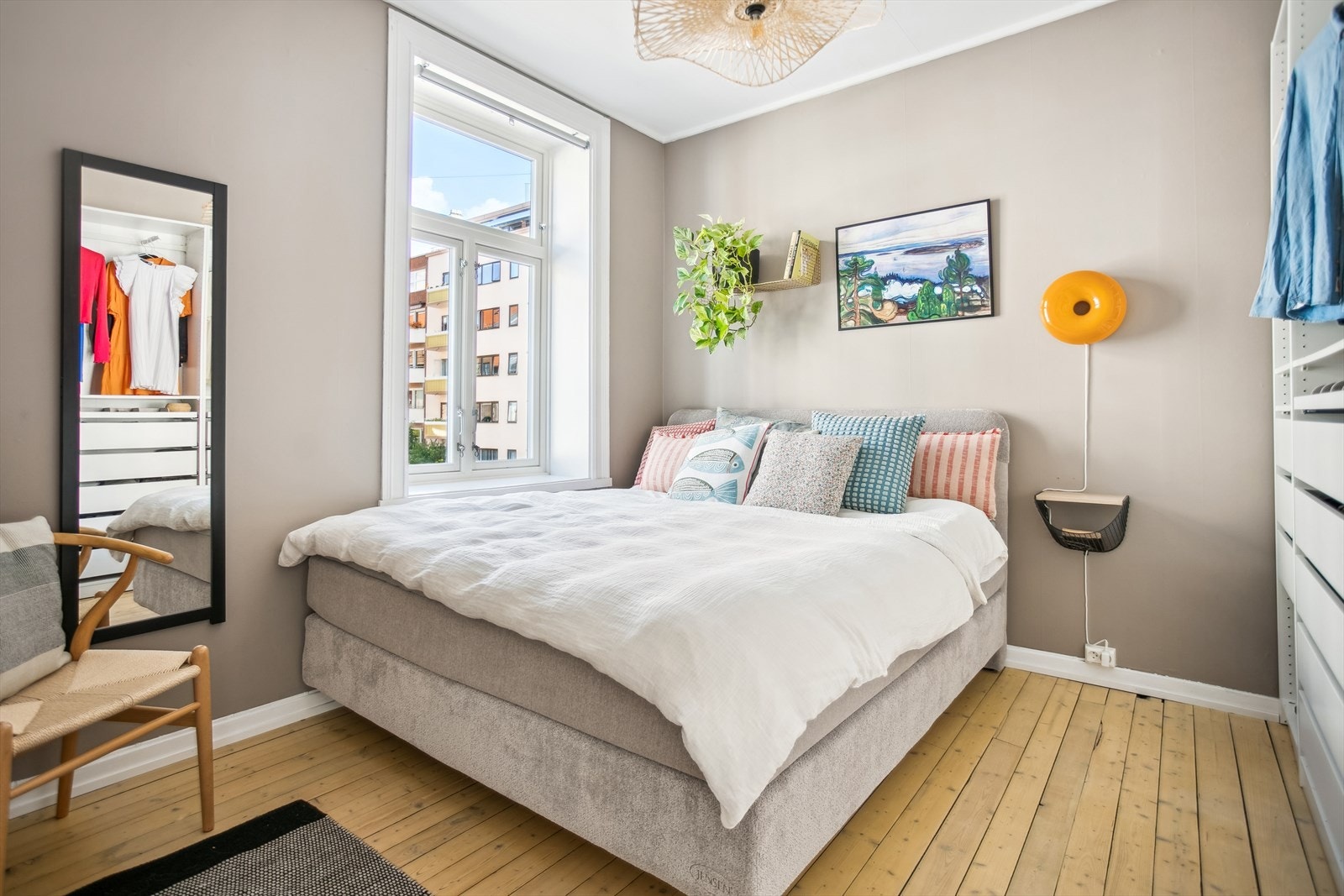 Komfortabelt soverom med stor seng og garderobeløsning Galleribilde