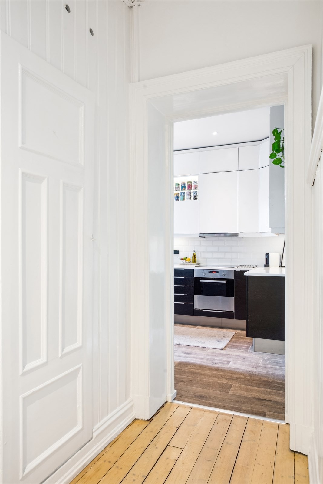 Fra entreen er det inngang til en praktisk bod med god lagringsplass Galleribilde