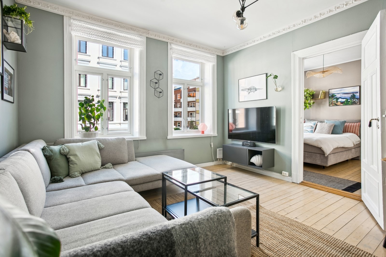 Romslig stue med store vinduer som gir mye naturlig lys Galleribilde