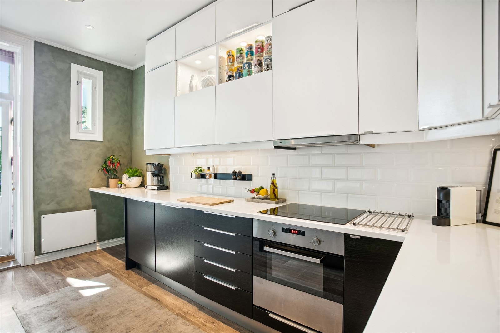 Moderne kjøkken med integrerte hvitevarer og mye oppbevaringsplass Galleribilde