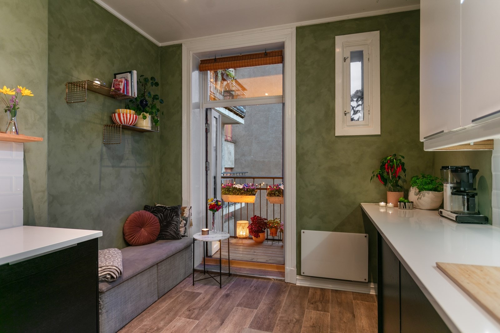 Romslig kjøkken med utgang til balkong Galleribilde