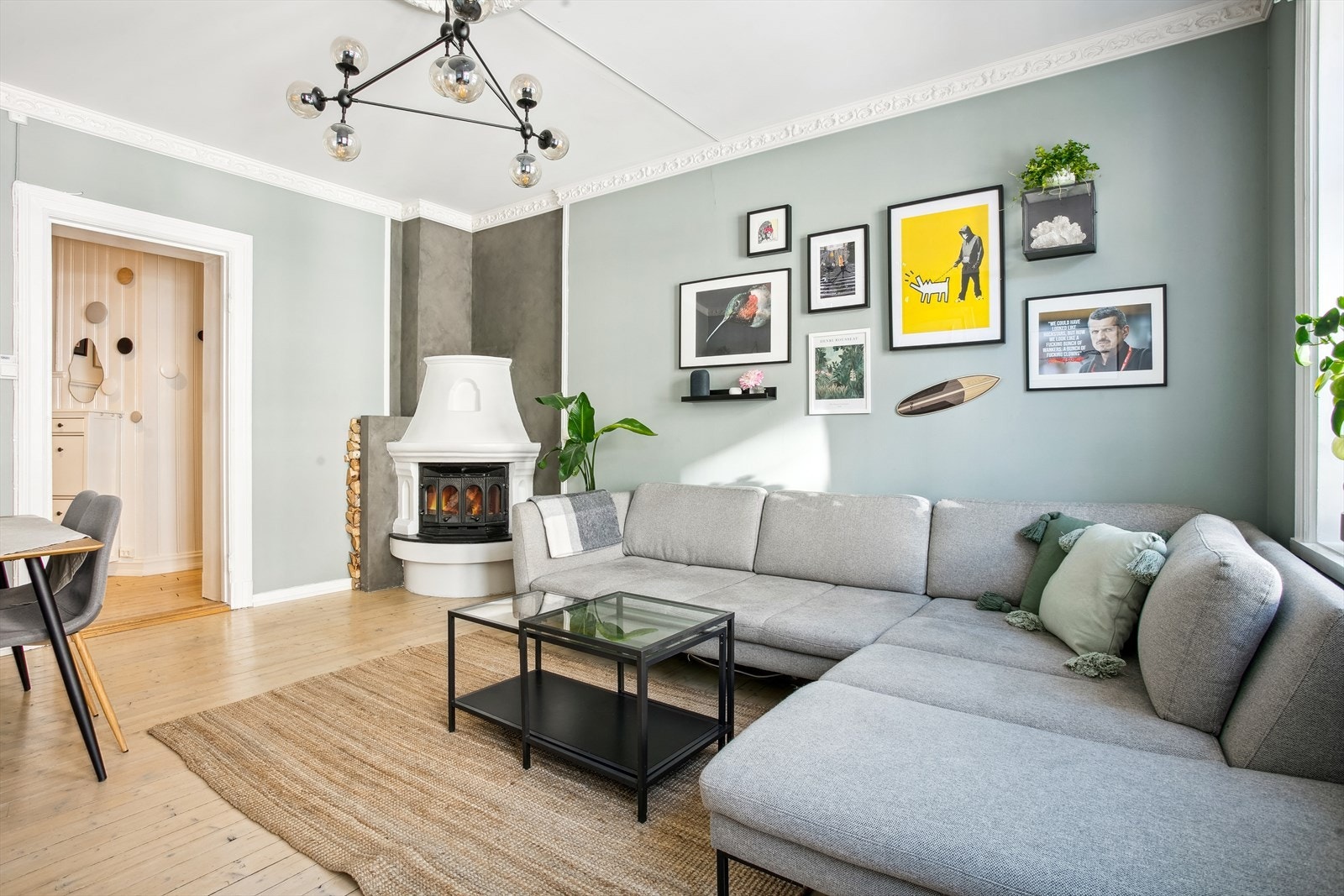 Romslig stue i moderne farger Galleribilde