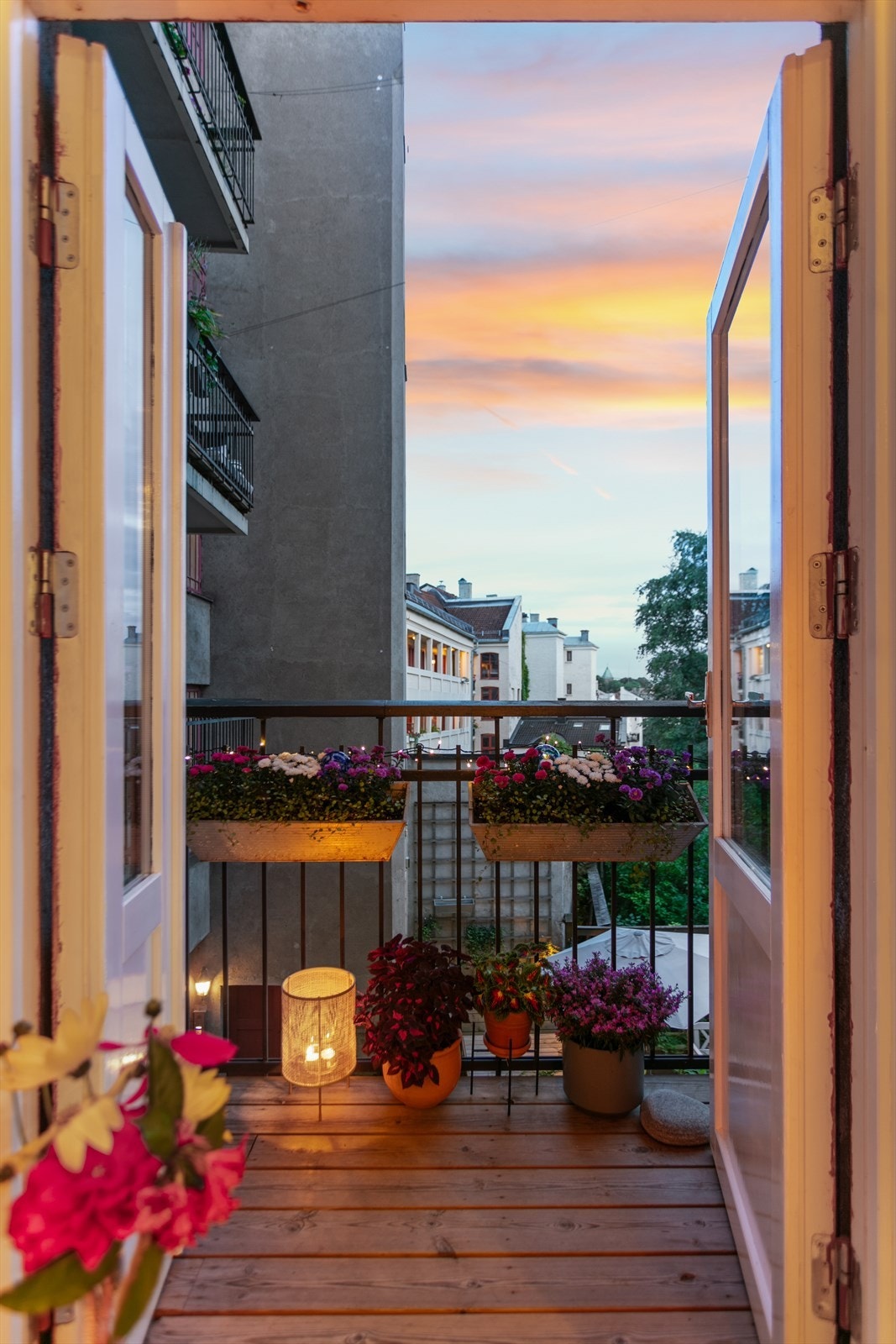 Koselig balkong med utsikt mot felles bakgård Galleribilde