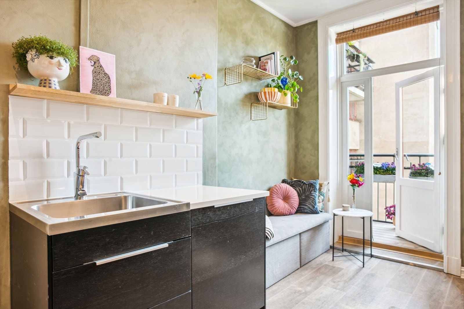 Kjøkken med sitteplass og direkte tilgang til balkongen Galleribilde