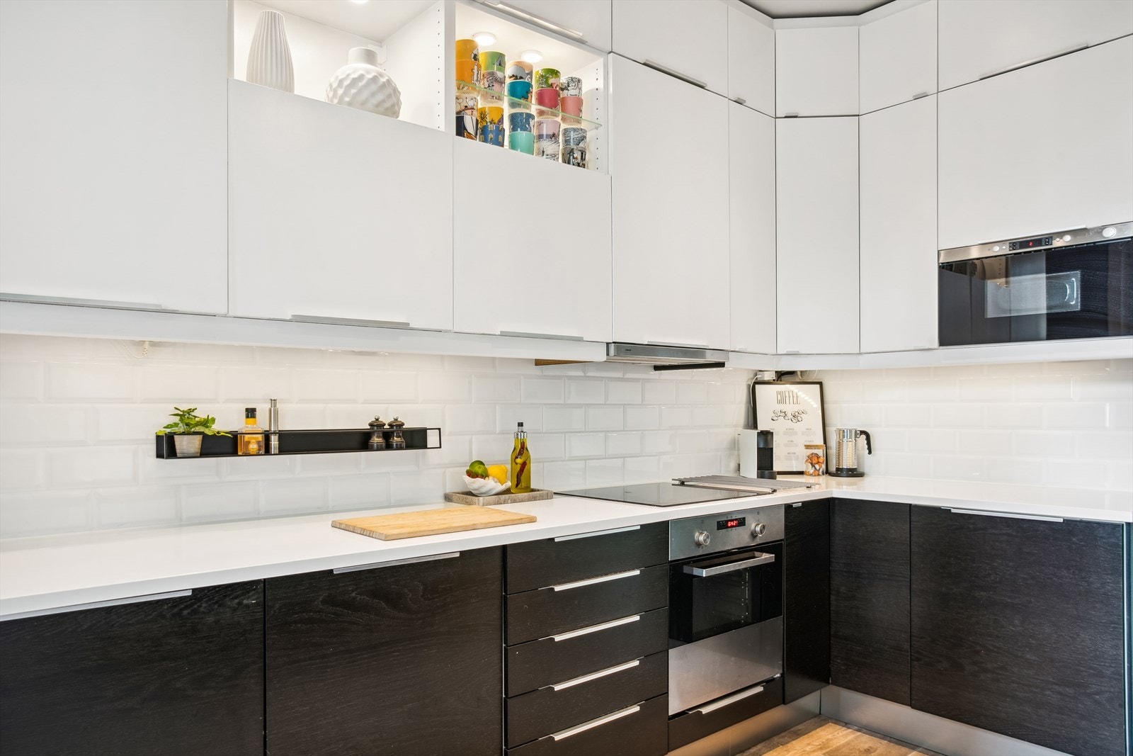 Kjøkken med hvitevarer og stilige skapfronter Galleribilde