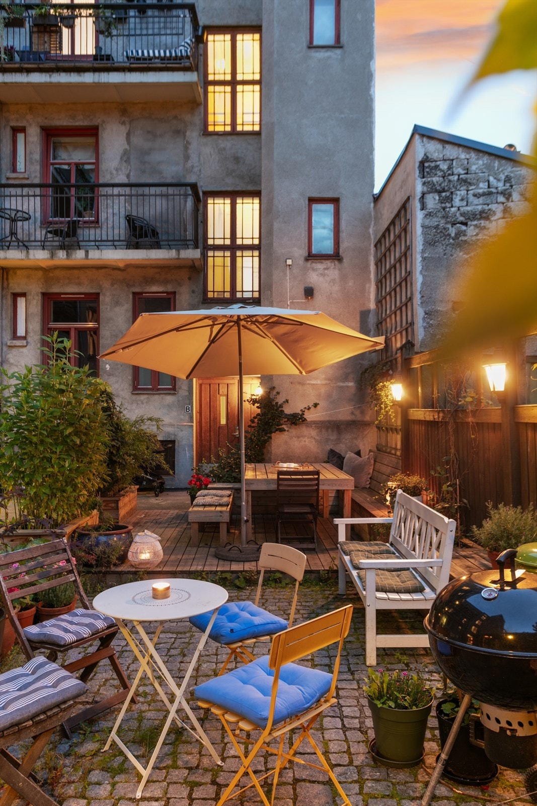 Hyggelig hage med sitteområde og grillplass Galleribilde