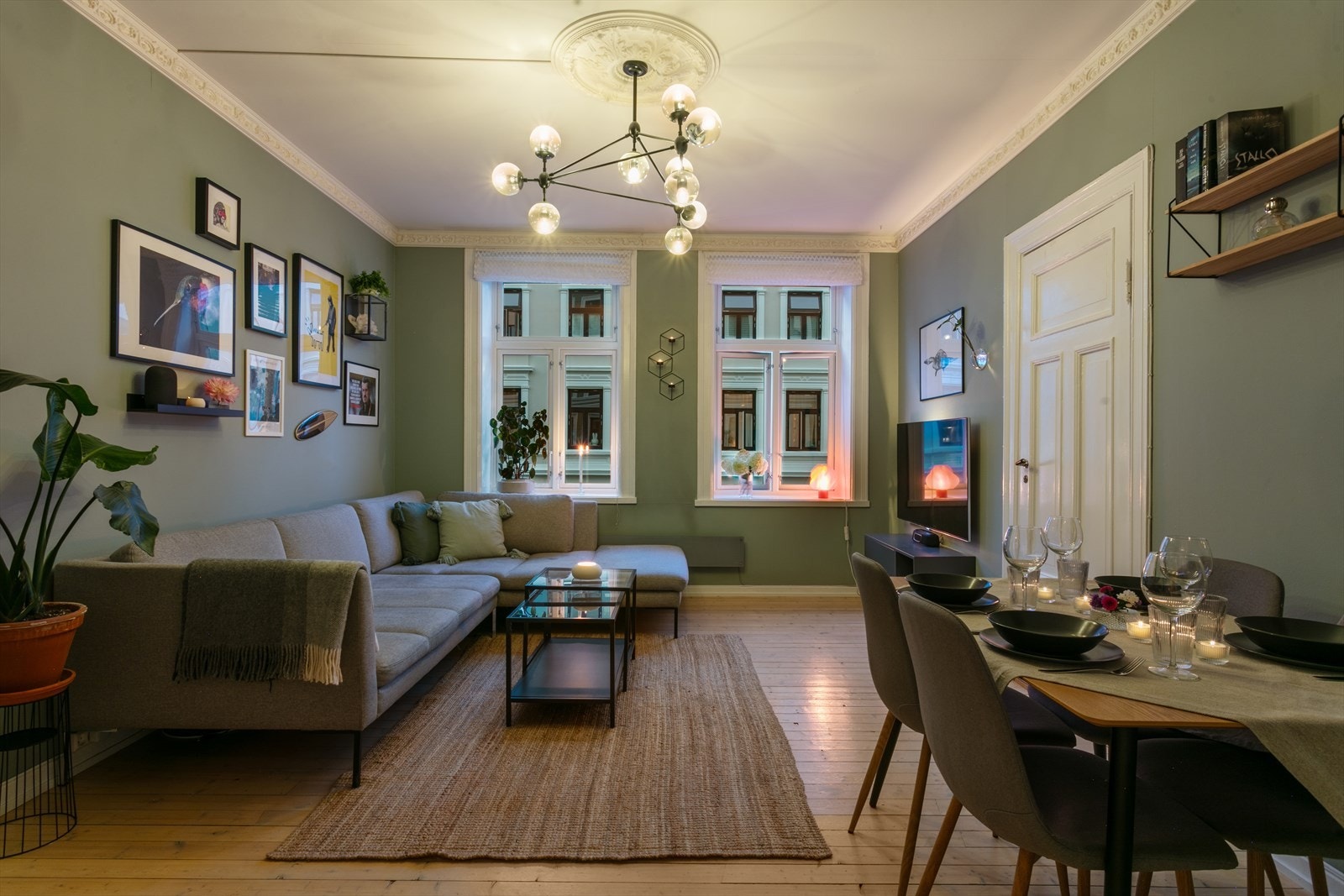 Koselig stemning i stuen på kveldstid Galleribilde