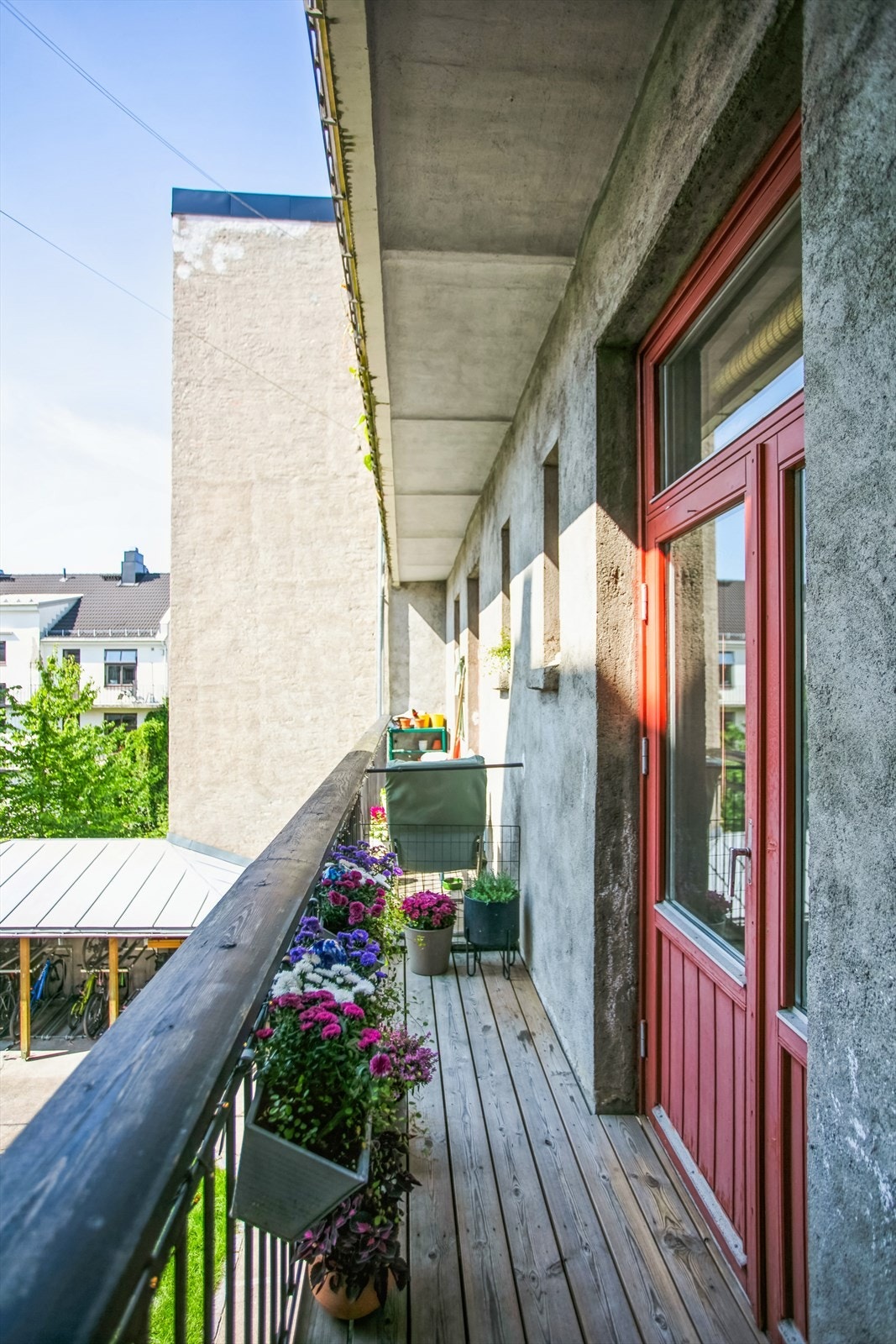 Lang balkong med plass til planter og sitteområde Galleribilde