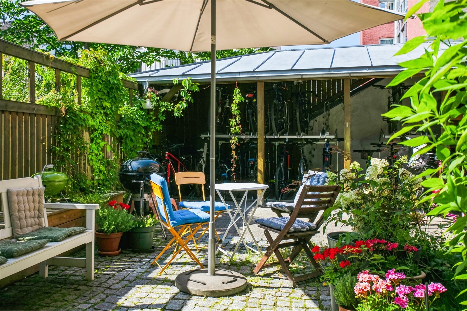 Koselig felles bakgård med grill og flere sitteplasser Galleribilde