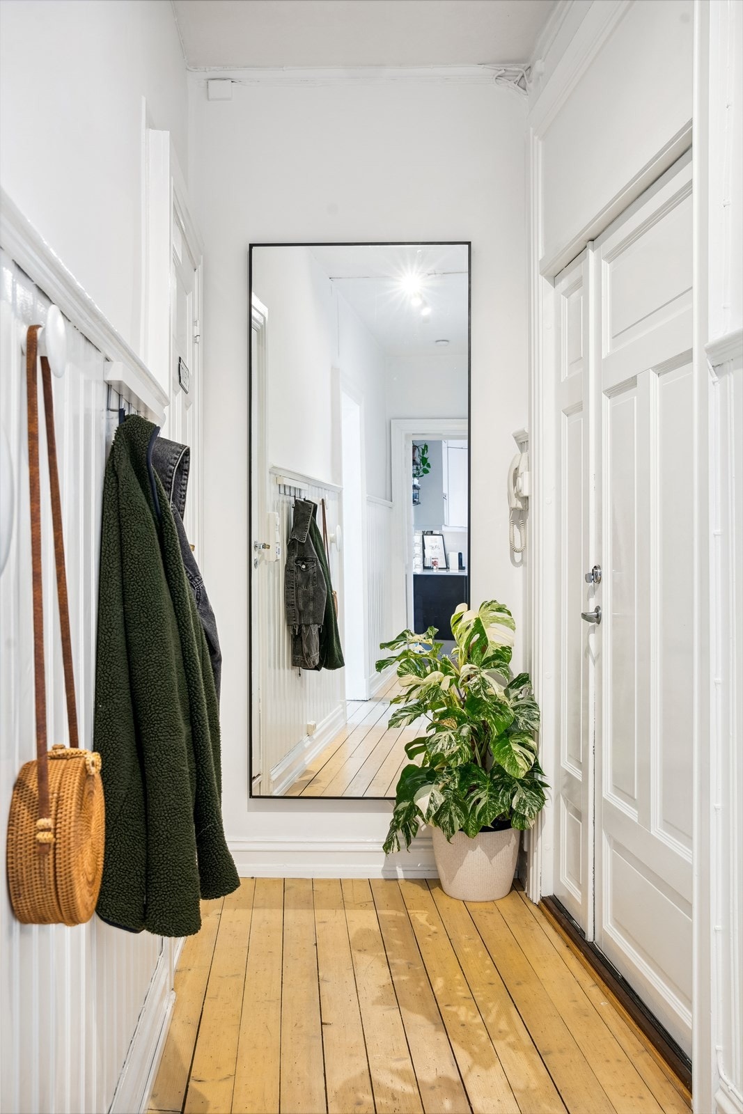 Innbydende gang med speil og plass til oppbevaring Galleribilde