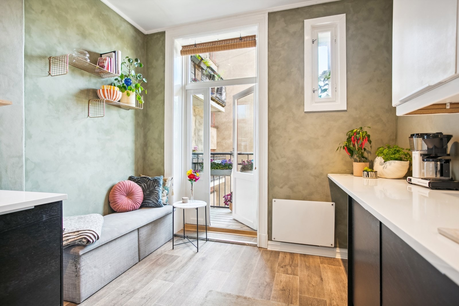 Kjøkken med sitteområde og utgang til balkongen Galleribilde