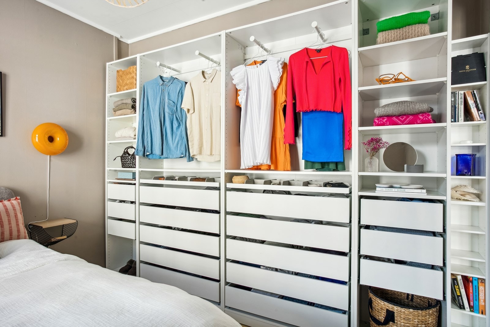 Innebygde garderobeløsninger på soverommet med god oppbevaringsplass Galleribilde
