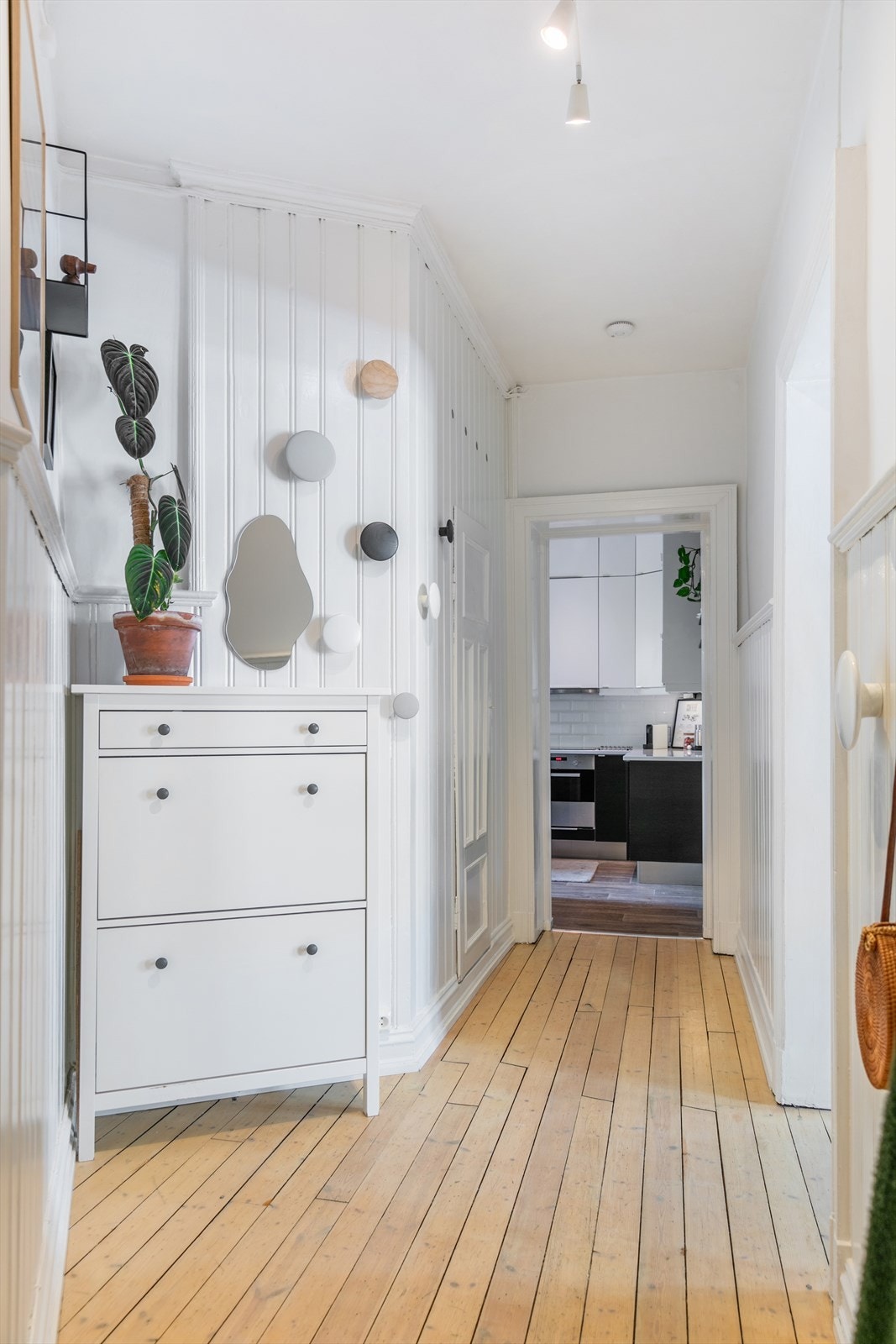 Lys gang med tregulv og direkte tilgang til kjøkkenet Galleribilde