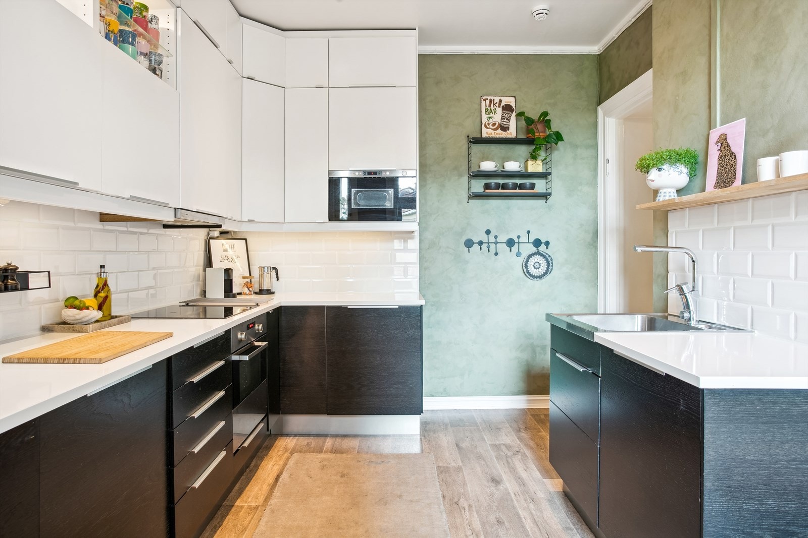 Kjøkken med god benkeplass og integrerte hvitevarer Galleribilde