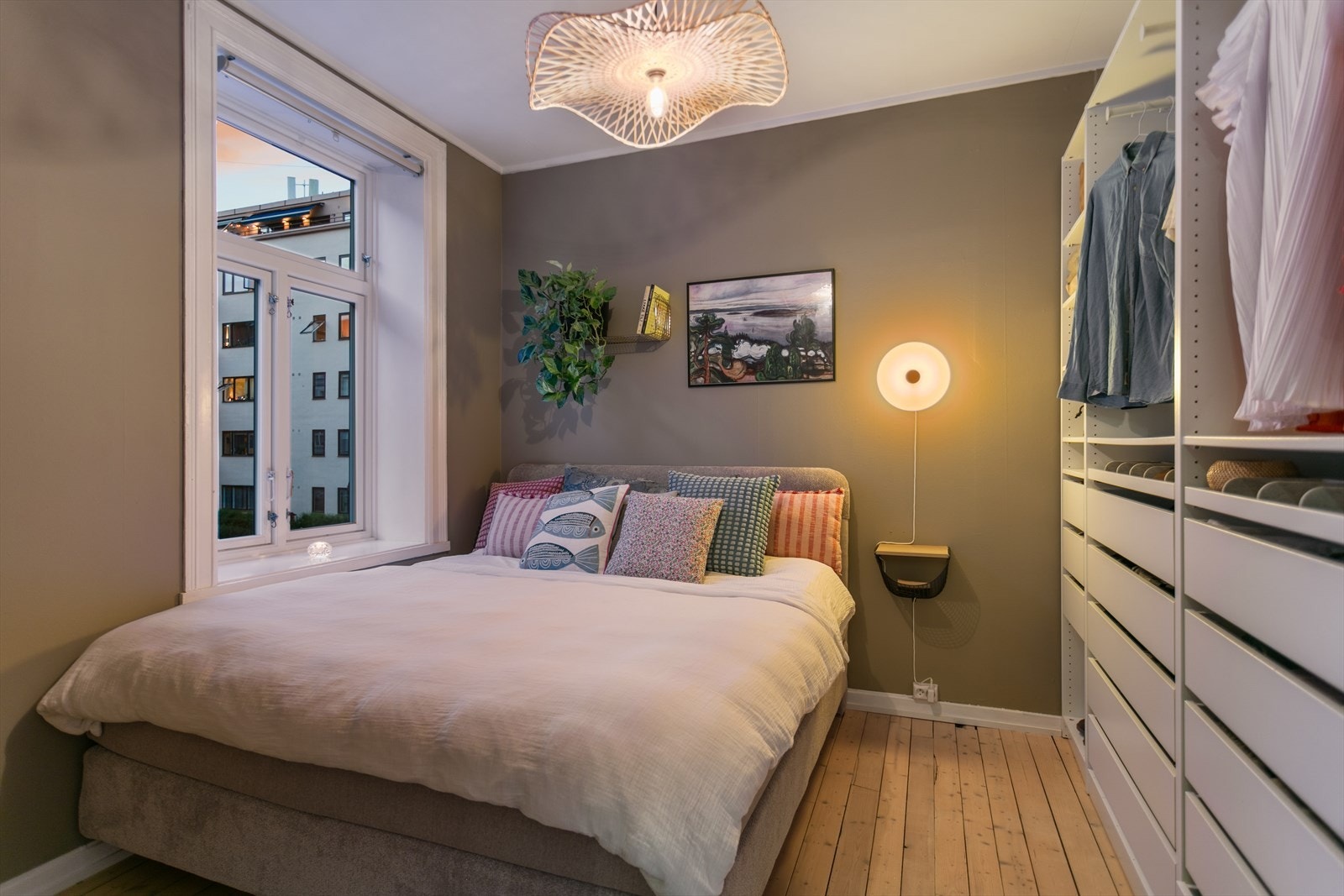 Soverom med dobbeltseng og innebygde garderobeløsninger Galleribilde