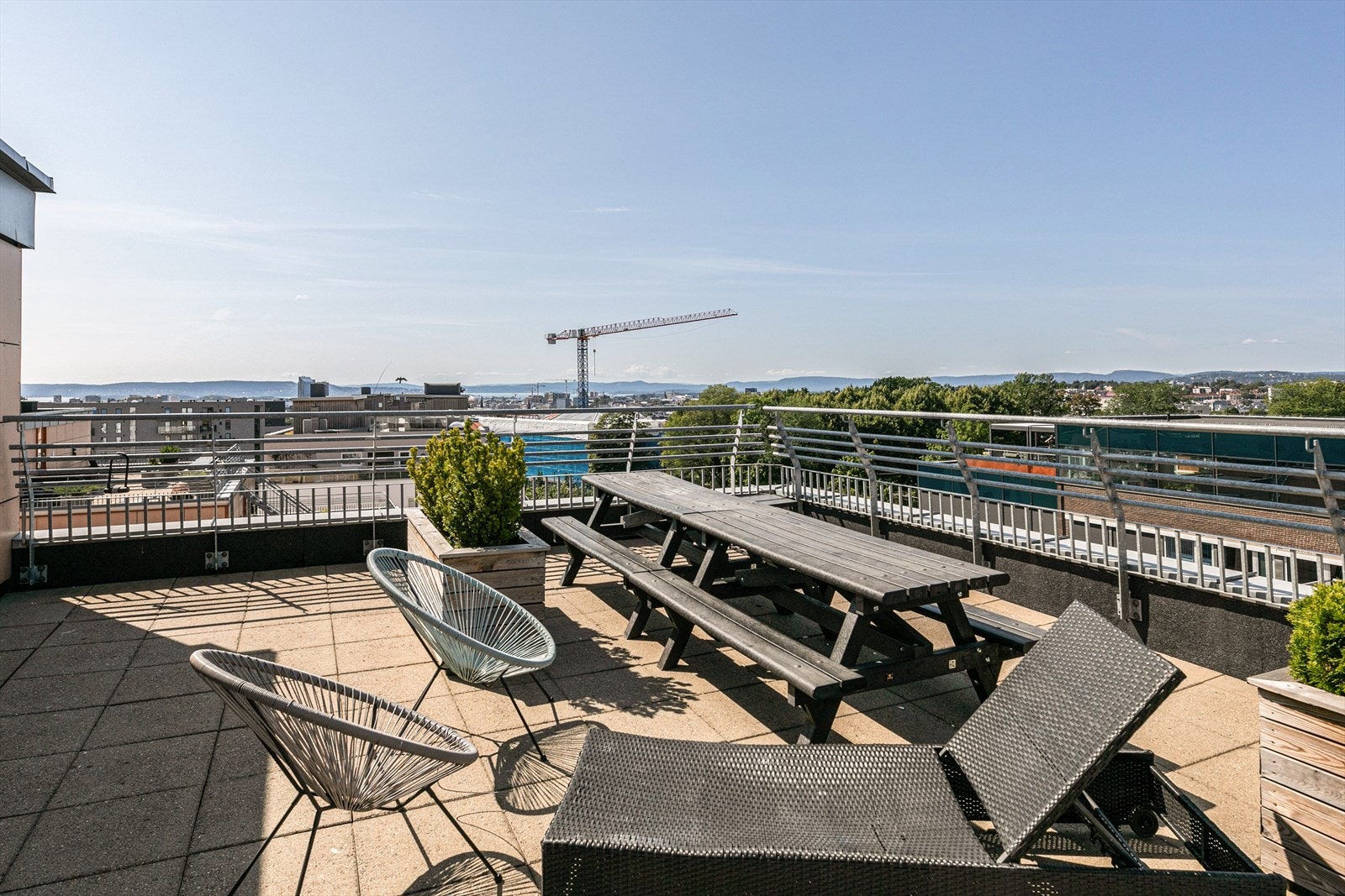 Fantastisk felles takterrasse med forskjellige nivåer. Galleribilde