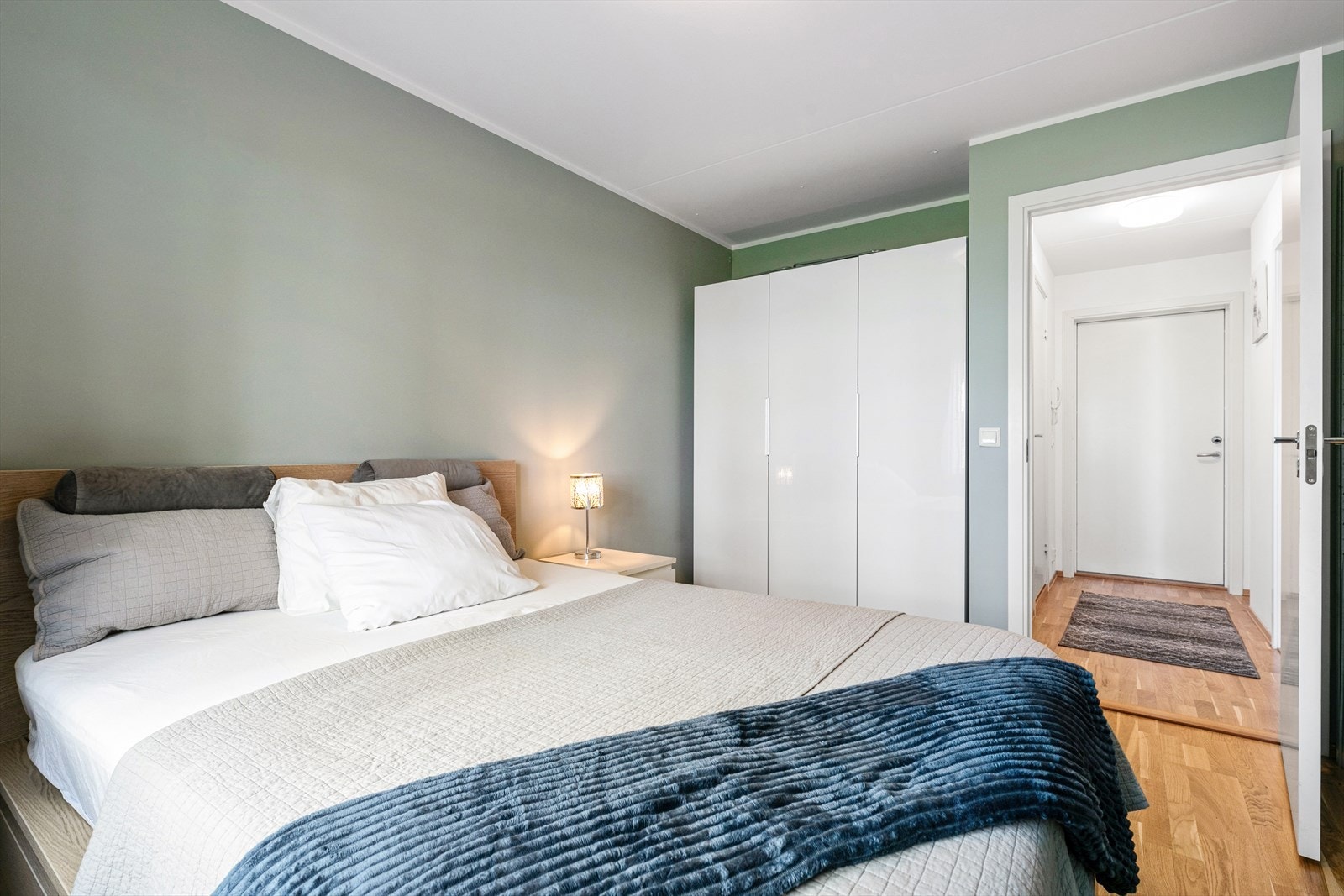 Særdeles gode oppbevaringsmuligheter i garderobeskapet. Galleribilde