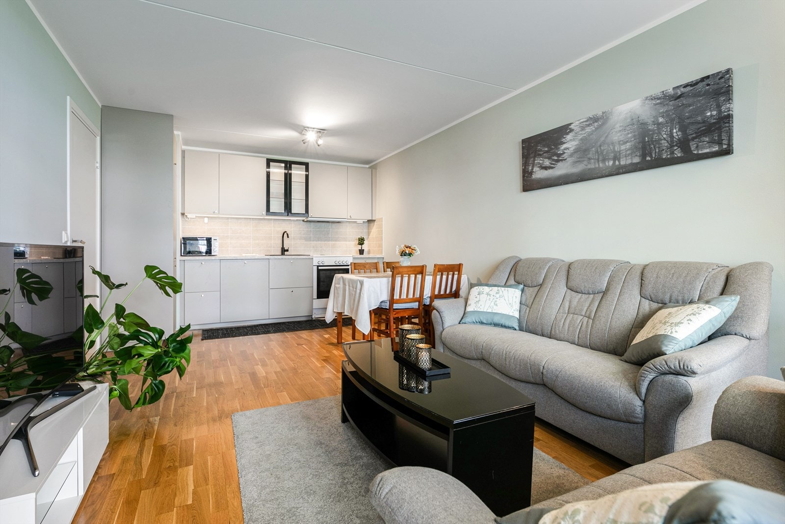 Åpen kjøkken- og stueløsning gir en romslig følelse og sosial plass for mange hyggelige sammenkomster. Galleribilde