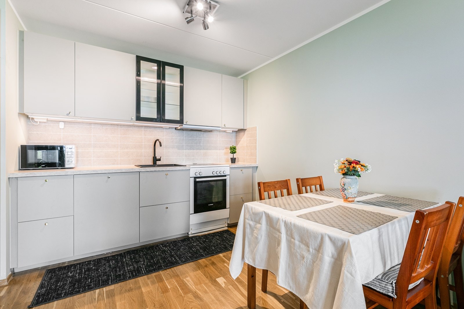 Kjøkkeninnredning fra 2024, type Ikea fremstår med glatte/ glass fronter. Laminert benkeplate med oppvaskkum og 1-greps blandebatteri. Galleribilde