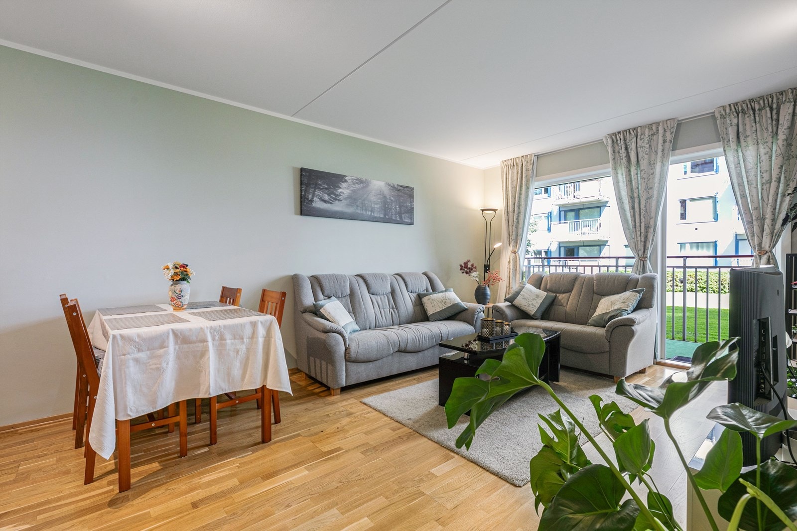 Innred etter eget ønske og behov med bl.a sofa, salongbord og øvrig møblement. Galleribilde