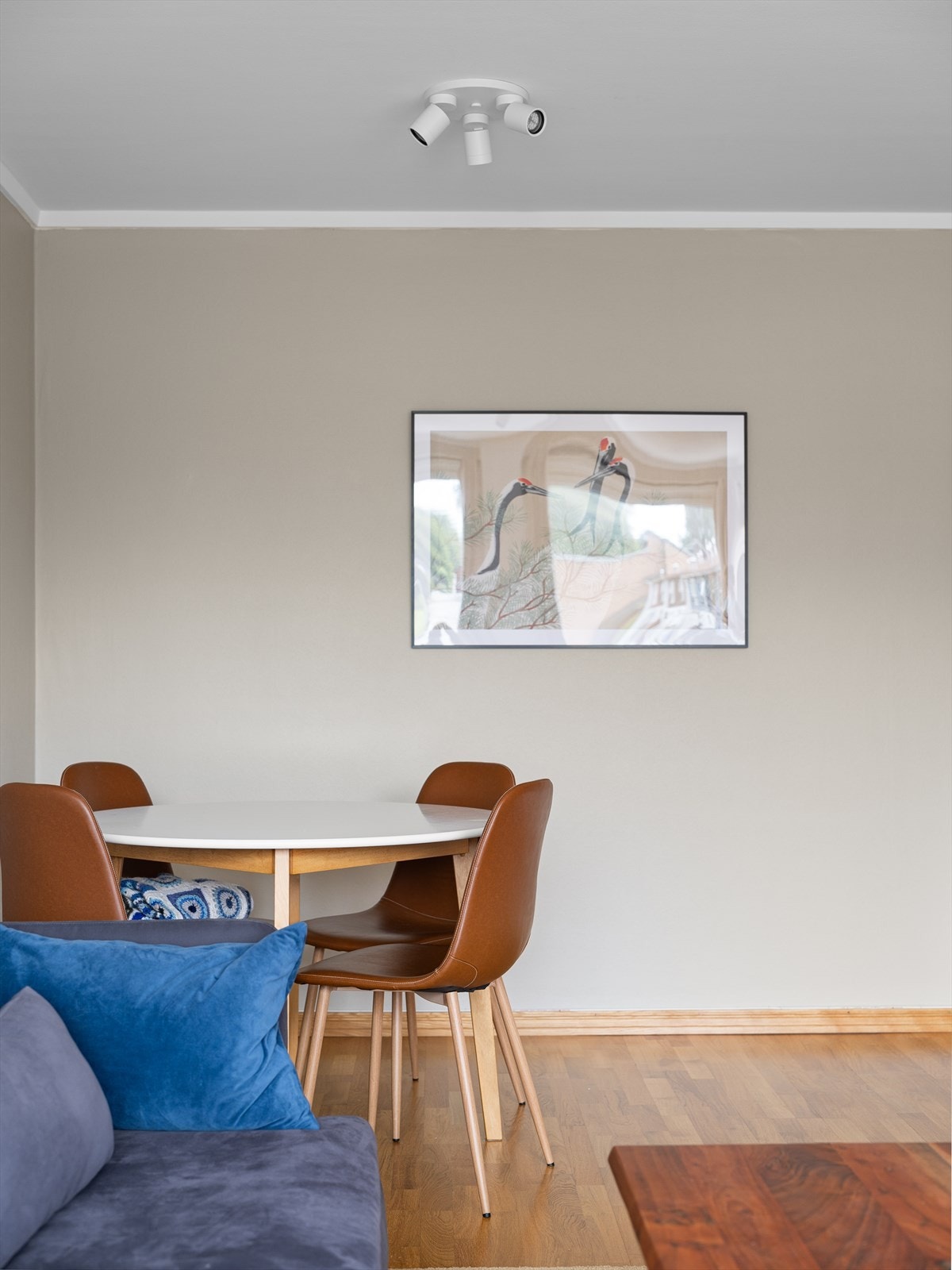 Plass til spisebord. En fint løst stue, delikat malt opp. Galleribilde