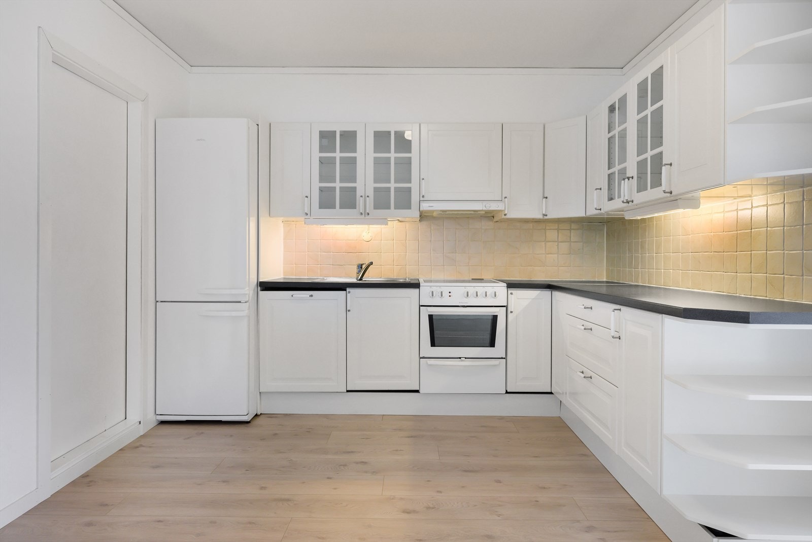 Kjøkken har laminert kjøkkenplate med backsplash av fliser Galleribilde