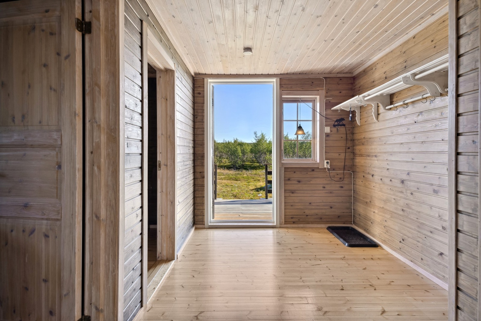 Innenfor ytterdøren blir du møtt av en romslig vindfang som gir gode oppbevaringsmuligheter for klær og sko Galleribilde