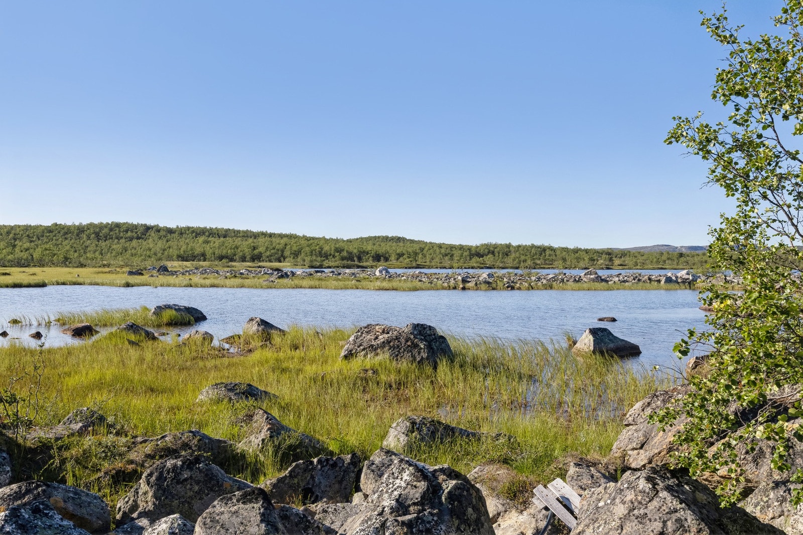 Fritidsboligen ligger like ved Trillingvann på Jarfjordfjellet Galleribilde