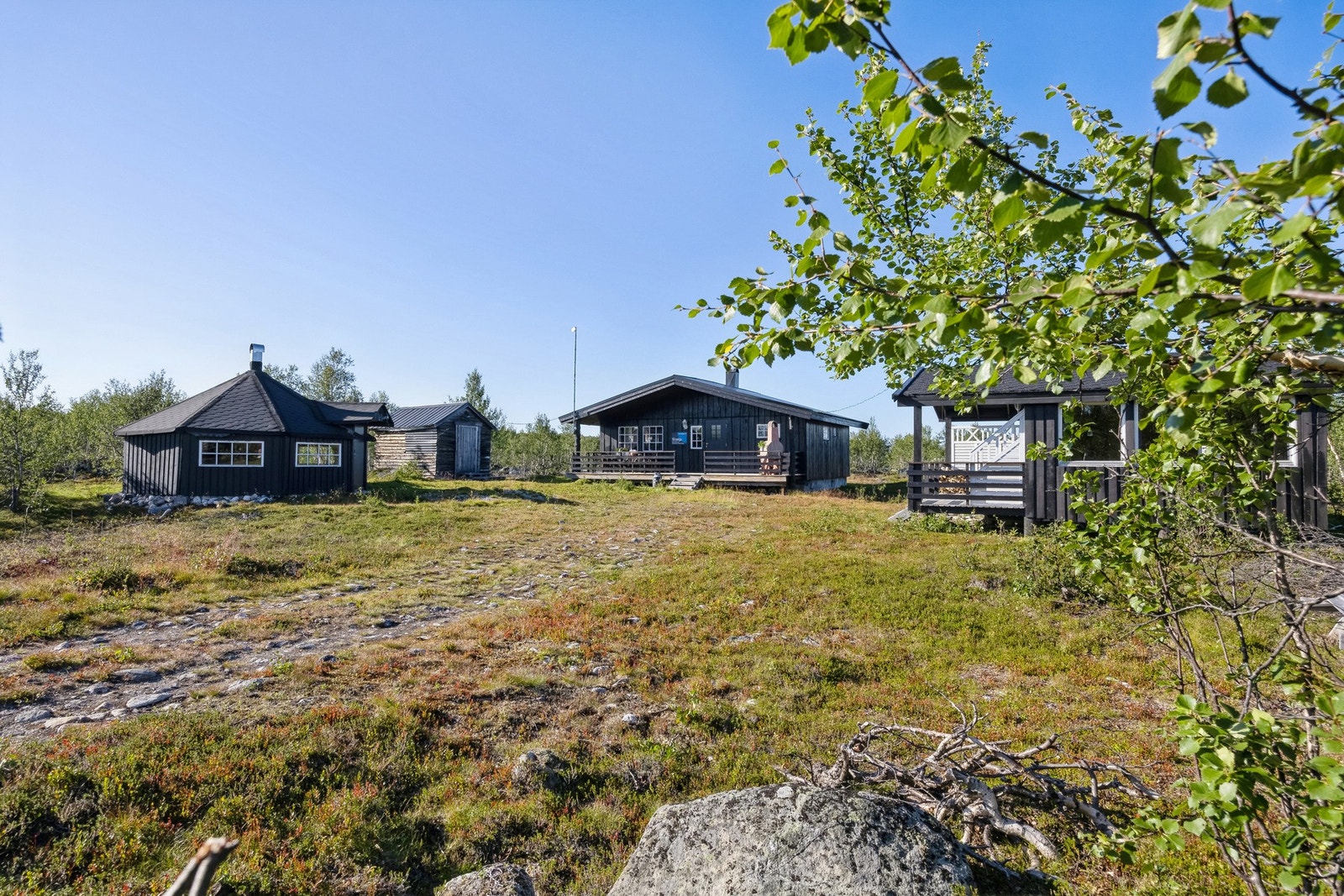 Fritidsboligen ble oppført i 2001, grillhus ble oppført i 2017 og badstue/anneks ble oppført i 2016. Foto: EFKT Galleribilde