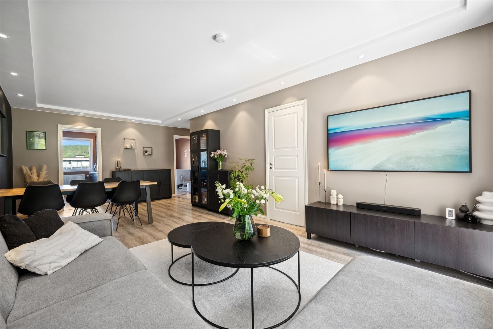 I den romslige stuen er det plass til både sofa og spisestuemøblement. Galleribilde