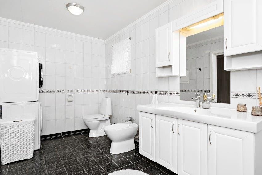 Innholdsrikt - og romslig bad/vaskerom hvor du har det meste du måtte trenge, som innredning med nedfelt servant, toalett, dusjvegger/hjørne, opplegg for vaskemaskin og bidè. Galleribilde