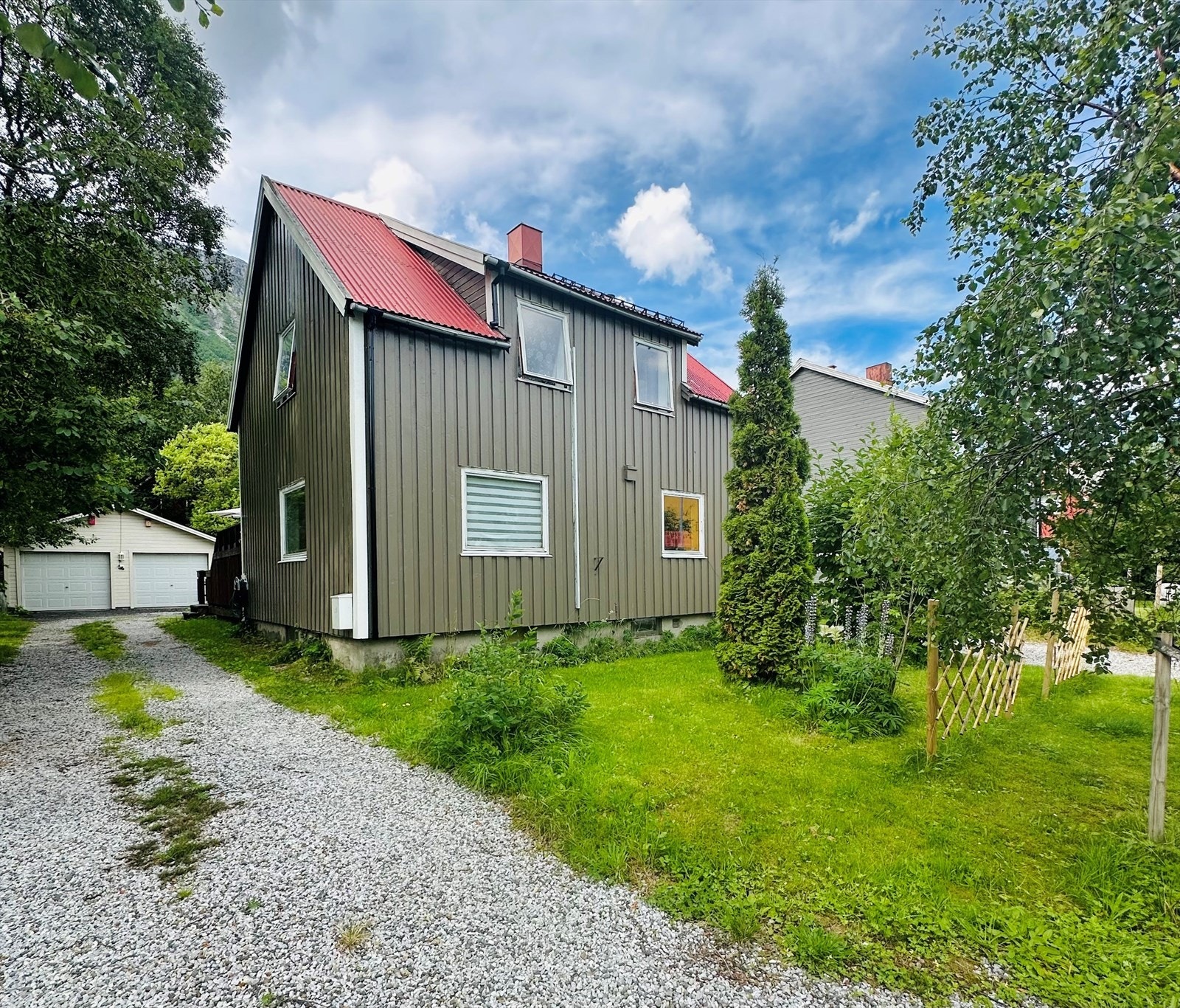 Velkommen til Kirkegata 49! Her finner du en enebolig med svært sentral beliggenhet, dobbel garasje. Attraktivt og barnevennlig område på byflata. Galleribilde