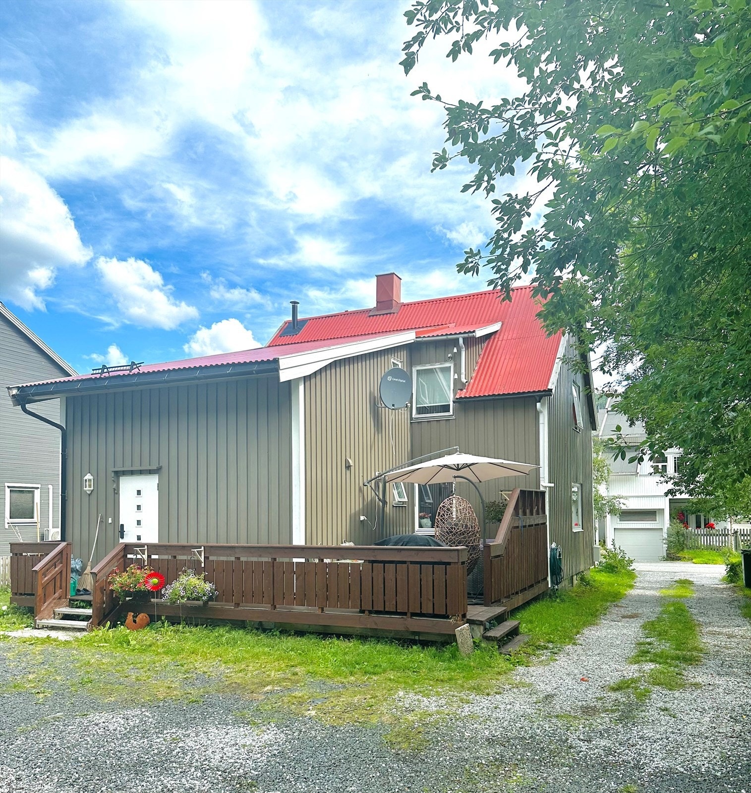 På baksiden av huset har du en fin og skjermet boltreplass hvor du kan nyte fine dager. Huset ble malt opp våren 2024, og ny ytterdør montert i 2023. Galleribilde