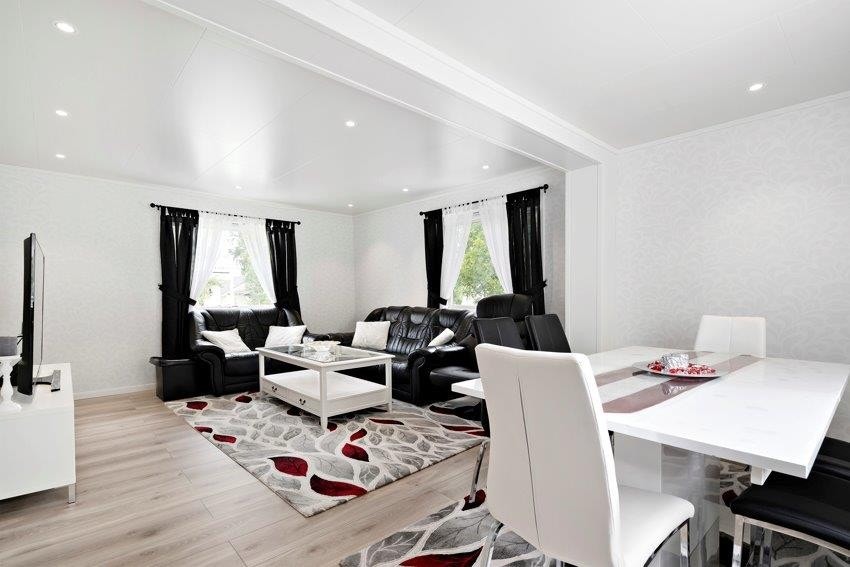 Det ble også lagt nye veggoverflater i 2017. Stuen har plass for både spise- og sittegruppe. Galleribilde