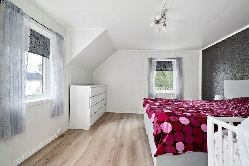 Hovedsoverommet er av romslig størrelse med god plass for dobbeltseng og møblement. Badet ligger praktisk til rett over gangen. Galleribilde